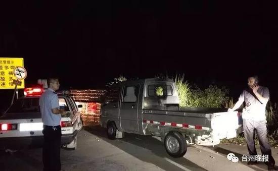 台州一女子深夜被两男子开车劫走 的哥报警求救