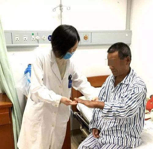 图为浙江医院医生为患者检查。浙江医院供图