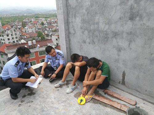 图为:两名男子放弃轻生念头。傅村派出所供图