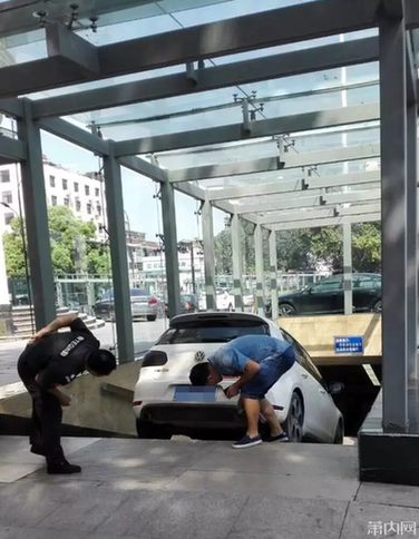 车主的内心当时一定是崩溃的……不过,他不是“一个人”,类似的事故其实已经发生过多次。