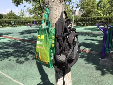 老人遗留在现场的包。