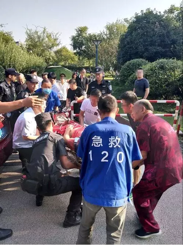7点56分,裘大伯被送到市二医院,抢救了1个多小时,但人还是没有抢救回来。