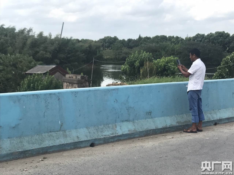 吴建荣在巡河