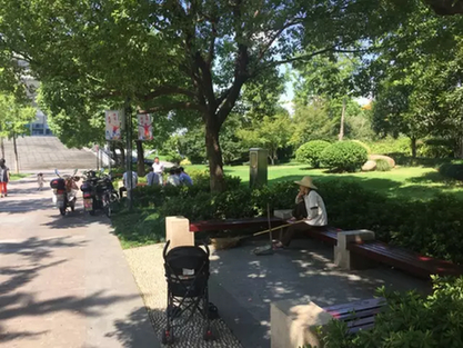 据了解,裘大伯当场心跳、呼吸就没有了。120将他送往医院途中,一直在进行心肺复苏。