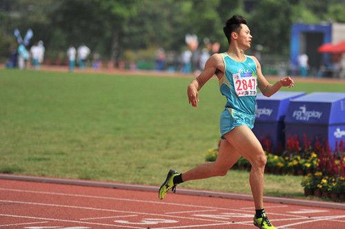 图为:浙江队男子200米选手谢震业冲刺到达终点。王远