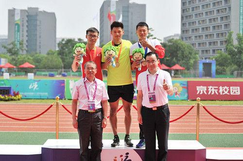 图为:男子200米前三名获得者谢震业、王煜、别舸正在与颁奖嘉宾合影留念。王远