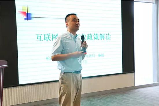 图/江干区发改局副局长施展进行政策解读