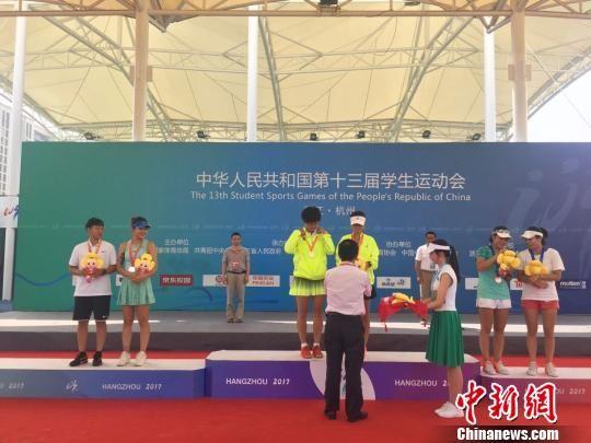 浙江交通职业技术学院书记王怡民为女子双打冠、亚、季军颁奖。 童笑雨 摄