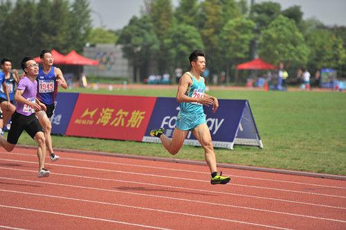 图为:浙江队选手谢震业以优势领先男子200米决赛。王远