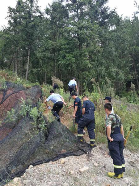 图为:民警上山进行搜救。义乌公安供图