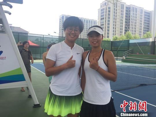 全国学生运动会女子网球双打冠军马晓宇与于姣。 童笑雨 摄