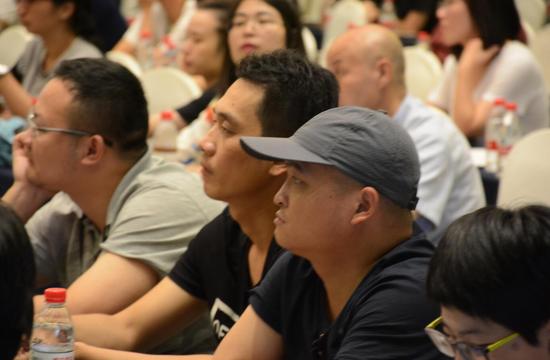 与会嘉宾认真聆听