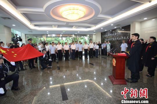 图为:杭州知识产权法庭首批员额法官正在面对国旗和宪法,庄严宣誓。 徐敏达(通讯员) 摄