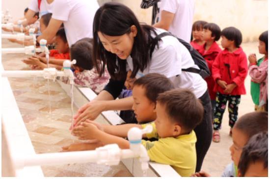 孟山都基金会志愿者与幼儿园小朋友互动