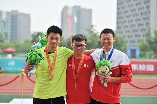 图为:男子200米前三名获得者谢震业、王煜、别舸正在合影留念。王远