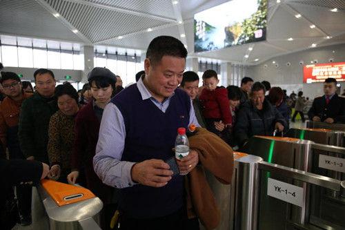 旅客正在检票进站。金华车务段