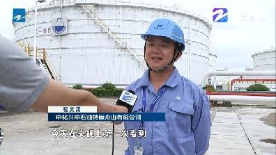景宁县秋炉乡畲族群众雷丽丽坦言,感触最深刻的就是“最多跑一次”改革。村民们只要跑一个地方,最多等一个小时,事情就办好了。