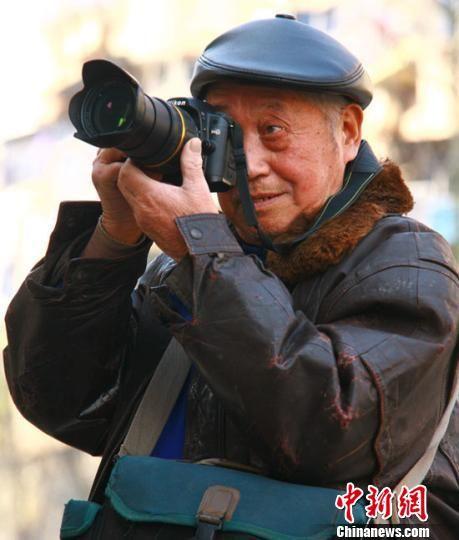 楼伯余老人在拍摄照片 湖州宣传部提供