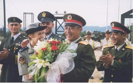 侯勇何许人也?对大众来讲如果你看过冲出亚马逊等系列战争片,你一定会被他在影片中的所展现的英雄形象所折服。