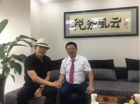 左:国家一级演员、军人,侯勇先生