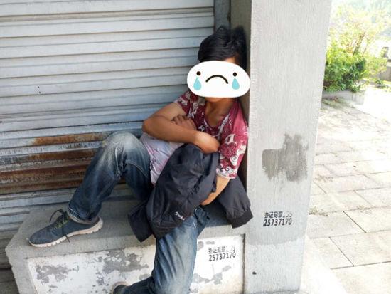 图为:正欲轻生的男子杨某。
