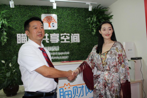 左:著名影视演员,钱同钰女士