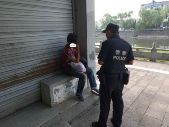 图为:民警对男子进行劝说。