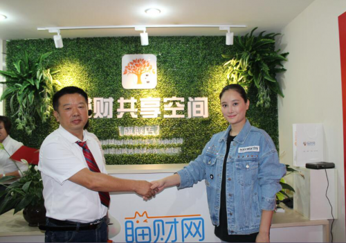 左:著名影视演员,牛丽燕女士