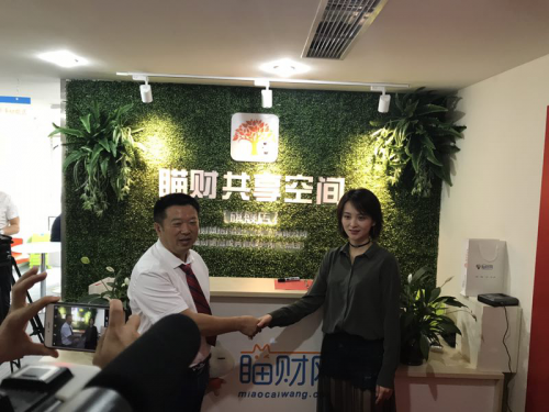 左:著名影视演员,邓莎女士