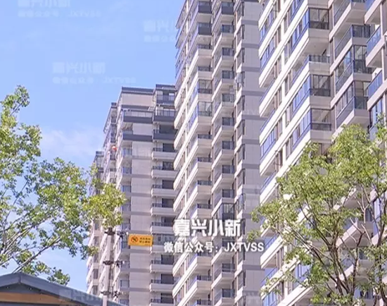 陈先生:当初(中介)她一直跟我们讲,这房子以后也增值的,都是首套房的话,现在不受限制,两年之内可以交易的。