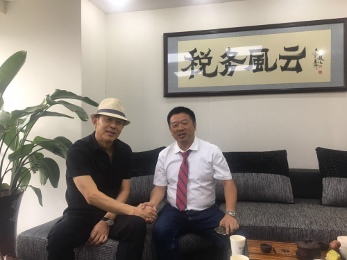 左:国家一级演员、军人,侯勇先生