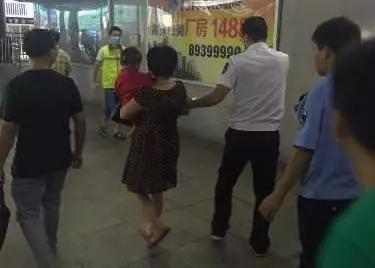 义乌火车站1女子突然倒地抽搐 旁边一个孩子在