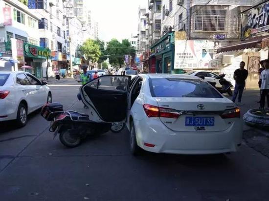 台州1女子下车随手开车门 撞上后面电动车致车