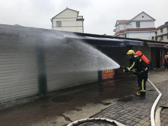 金华一服装店发生煤气泄漏 百米之外能闻到刺