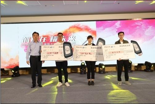 (穆天宇副总经理为银奖选手颁奖)