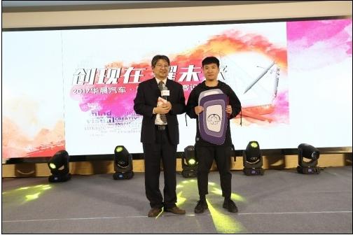 (陈锋主任为金奖选手颁奖)