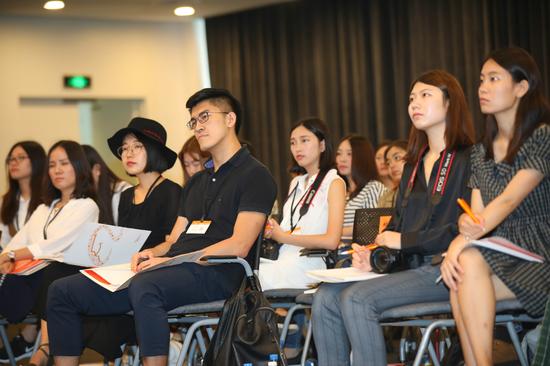 大学生记者聚精会神聆听平台治理发布会内容