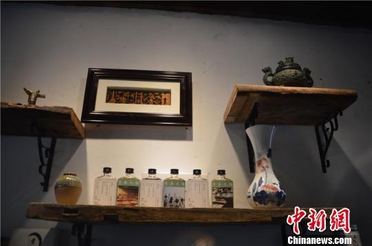 黄酒小店内的创意产品 吴平 摄