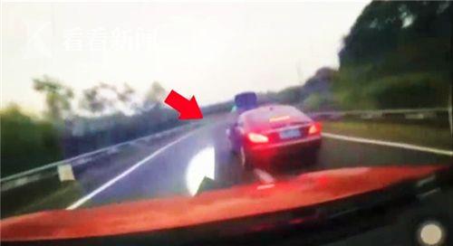 浙江高速违规超车发生剐蹭 双方司机行车道上