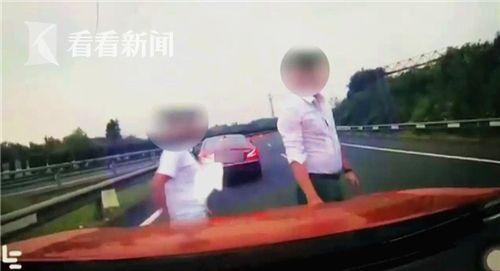 浙江高速违规超车发生剐蹭 双方司机行车道上