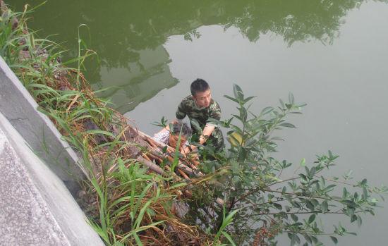 图为:武警官兵在河里展开救援。