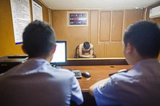 接到报警后,定海城东派出所民警迅速处警至现场,并且安排警力对嫌疑人进行抓捕,半个小时后,民警就将该男子成功抓获。