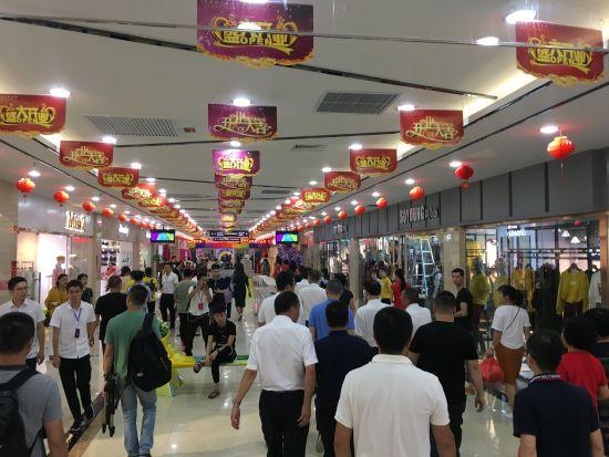 图为:全国首条乡镇“地下人防商业街”开业。 陈振旭 摄