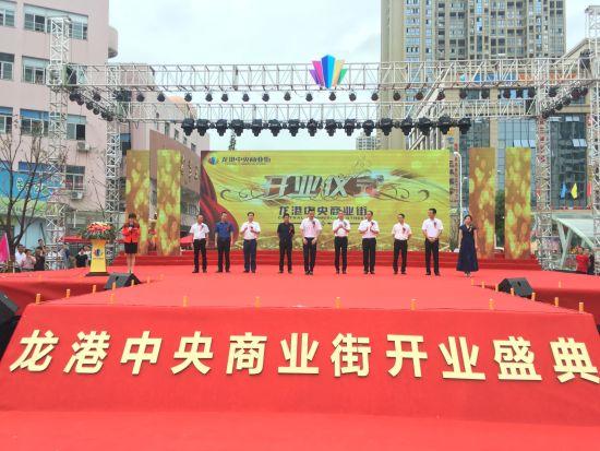图为:全国首条乡镇“地下人防商业街”开业。 陈振旭 摄