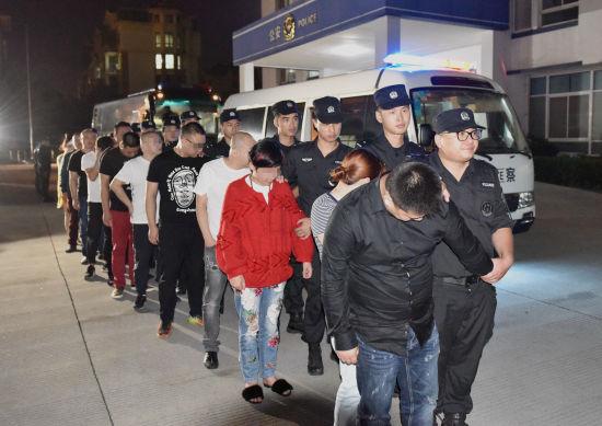 涉案人员被警方带走。海盐警方供图