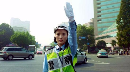 杭州90后美女交警走红网络 网友称赞天然帅气