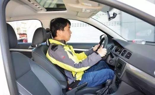 杭州1司机开车打了个盹儿 径直撞上小货车嵌进