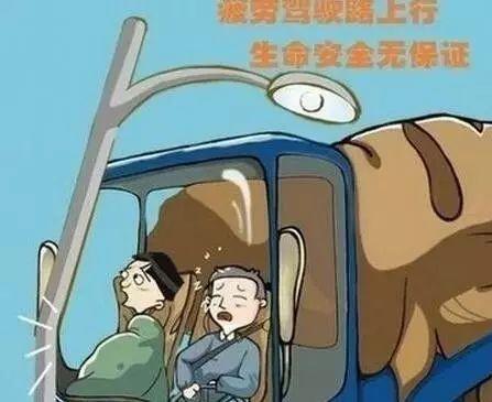 杭州1司机开车打了个盹儿 径直撞上小货车嵌进