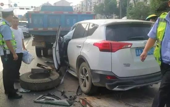 杭州1司机开车打了个盹儿 径直撞上小货车嵌进