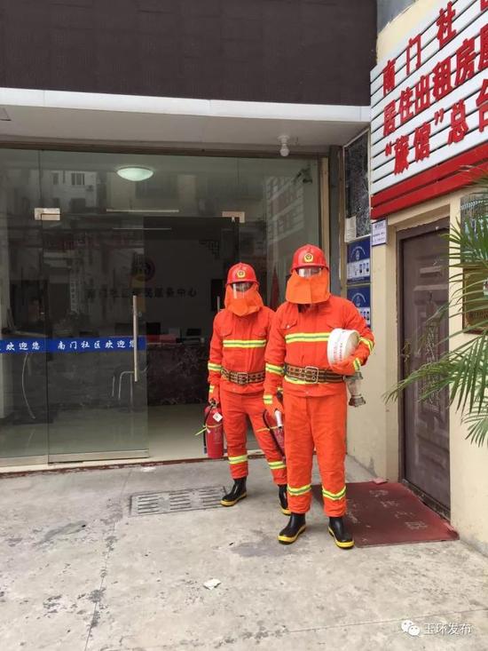 玉城街道南门社区微型消防站的义务消防员。